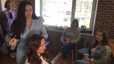 Робили зачіски, макіяж та масаж: у Черкасах провели "День підтримки та краси" для дружин загиблих захисників Робили зачіски, макіяж та масаж: у Черкасах провели "День підтримки та краси" для дружин загиблих захисників