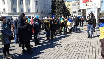 "Ми українці, а не кацапські раби" - херсонці знову вийшли на мирний мітинг "Ми українці, а не кацапські раби" - херсонці знову вийшли на мирний мітинг
