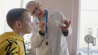"Подивитись на бактерії під мікроскопом": 9-річний автор дитячих книжок із Сум здійснив свою мрію "Подивитись на бактерії під мікроскопом": 9-річний автор дитячих книжок із Сум здійснив свою мрію