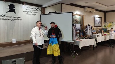 Продали прапор України з підписами захисників Азовсталі