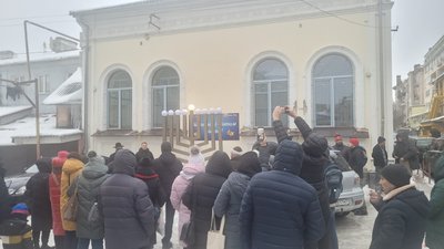 Запалювання свічки менори на честь юдейського свята Хануки у Рівному