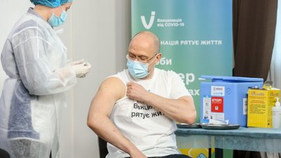 Шмигаль та міністри отримали бустерне щеплення проти COVID-19