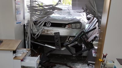 У Житомирі автівка в'їхала в приміщення клініки — водійка переплутала педалі У Житомирі автівка в'їхала в приміщення клініки — водійка переплутала педалі