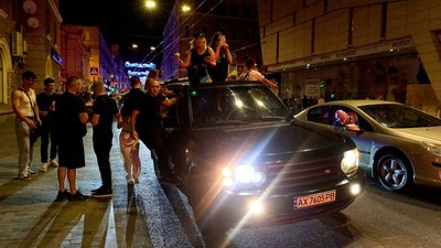 Вулиця Сумська у Харкові під час стихійних гулянь на День міста, 23 серпня 2026 року