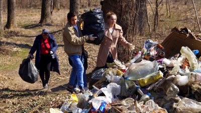 У Дрогобичі місцеві разом з переселенцями вийшли на толоку, аби впорядкувати парк – фоторепортаж
