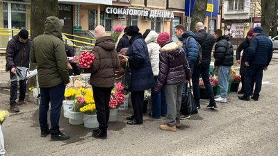 8 березня: чи є ажіотаж на квіткових ринках Дніпра та які ціни – фоторепортаж