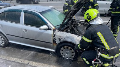 У Києві на ходу спалахнула автівка