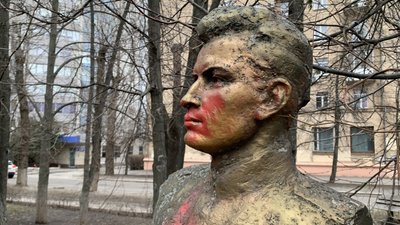 У Харкові залишаються стояти погруддя молодогвардійцям дерусифікація У Харкові залишаються стояти погруддя молодогвардійцям дерусифікація