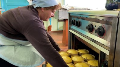 Працівниці ліцею на Рівненщині випекли 300 пасок і передали на передову Працівниці ліцею на Рівненщині випекли 300 пасок і передали на передову