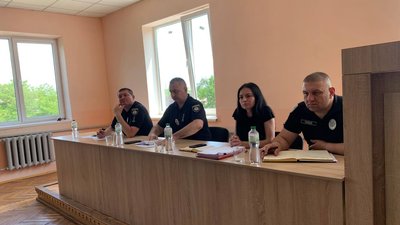 У Косові люди протестують біля відділу поліції У Косові люди протестують біля відділу поліції