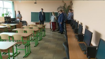 "Завершити до 1 вересня". Ремонт школи в Краснопіллі на Сумщині інспектував міністр розвитку громад