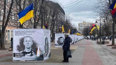 Віддали життя за Україну: у Хмельницькому розгорнули виставку із портретами героїв Віддали життя за Україну: у Хмельницькому розгорнули виставку із портретами героїв