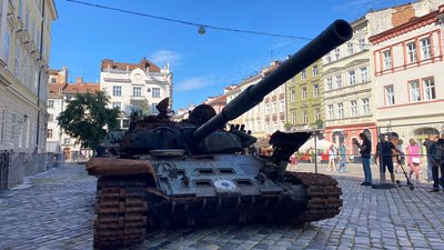 У центрі Львова монтують виставку підбитої російської техніки. Фото У центрі Львова монтують виставку підбитої російської техніки. Фото