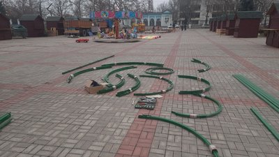 У Херсоні почали монтувати головну ялинку