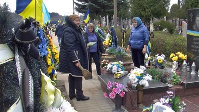 "Були бур'яни – поприбирала": волиняни впорядковують могили рідних