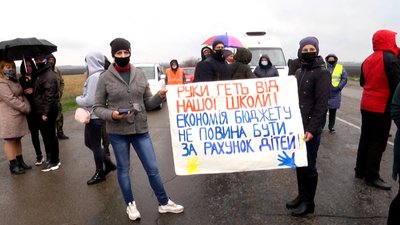 На Житомирщині жителі села Камінь перекривали дорогу, протестуючи проти оптимізації місцевої школи На Житомирщині жителі села Камінь перекривали дорогу, протестуючи проти оптимізації місцевої школи