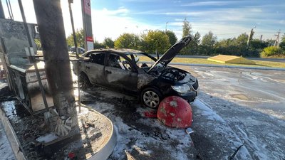 Пошкоджена автівка на АЗС у Київському районі Харкова