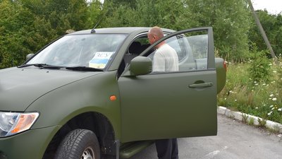 Пікап для ЗСУ: освітяни однієї з громад Житомирщини передали військовим автомобіль