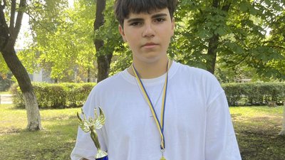 Юний піаніст Олександр з Харківщини з нагородами з музичних конкурсів