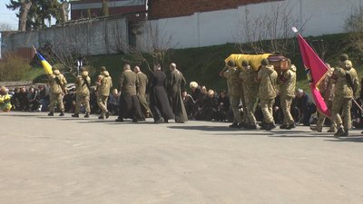 Поховали військового на Алеї Слави на кладовищі у мікрорайоні Ракове Поховали військового на Алеї Слави на кладовищі у мікрорайоні Ракове
