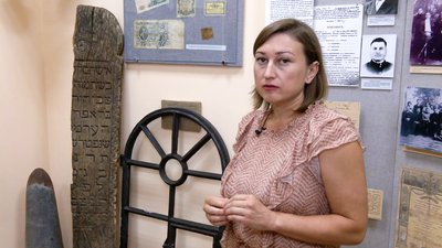 Лавка виявилась 120-річним єврейським надгробком: як на Чернігівщині знайшли музейний експонат Лавка виявилась 120-річним єврейським надгробком: як на Чернігівщині знайшли музейний експонат