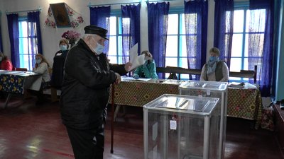 36 та 2 435 виборців: як голосували на найбільшій та найменшій дільницях Полтавщини