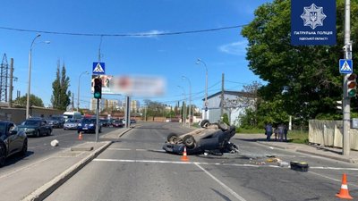 У ДТП в Одесі перекинулася автівка: одну людину госпіталізували