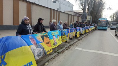 Люди зібрались вздовж вулиці Кам'янецької