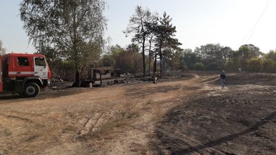 Осередки пожеж в двох селах на Харківщині загасили: роботи тривають
