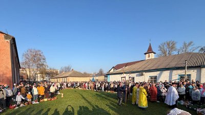 Віряни святять великодні кошики біля храму Святого Великомученика і Цілителя Пантелеймона ПЦУ у місті Ямпіль. Віряни святять великодні кошики біля храму Святого Великомученика і Цілителя Пантелеймона ПЦУ у місті Ямпіль.