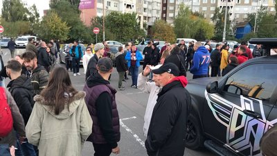 Активісти влаштували автопробіг до будинку Зеленського у Конча-Заспі Активісти влаштували автопробіг до будинку Зеленського у Конча-Заспі