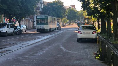 Водіїв просять не ігнорувати знаки: у Житомирі почали ремонтувати трамвайні колії через зношеність Водіїв просять не ігнорувати знаки: у Житомирі почали ремонтувати трамвайні колії через зношеність