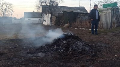 На Рівненщині штрафували селян, які палили суху траву На Рівненщині штрафували селян, які палили суху траву