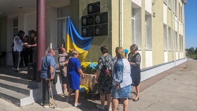 В одному із селищ Житомирщини відкрили меморіальні дошки випускникам ліцею — воїнам ЗСУ В одному із селищ Житомирщини відкрили меморіальні дошки випускникам ліцею — воїнам ЗСУ