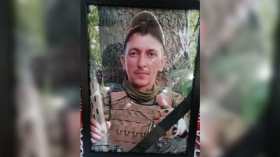 У Чернігові попрощалися зі старшим солдатом Ярославом Новиковим У Чернігові попрощалися зі старшим солдатом Ярославом Новиковим