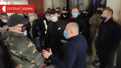 "Хай включається в роботу". Волиняни влаштували акцію під Волинською ОДА "Хай включається в роботу". Волиняни влаштували акцію під Волинською ОДА