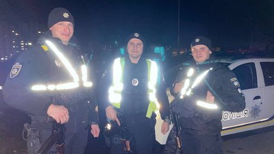 Застрягла у ліфті під час відключення: у Києві поліцейські визволили вагітну
