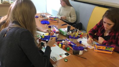 Малювали свої страхи. У сумському молодіжному центрі "Романтика" організували заняття з арттерапії Малювали свої страхи. У сумському молодіжному центрі "Романтика" організували заняття з арттерапії