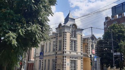 Будинок на вулиці Грушевського, раніше в них жили дворяни та підприємці. Будинок на вулиці Грушевського, раніше в них жили дворяни та підприємці.