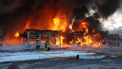 Обстріли Харкова: пів сотні рятувальників гасять пожежу на ринку Обстріли Харкова: пів сотні рятувальників гасять пожежу на ринку