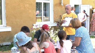 На фото викладач у заповіднику "Самчики" проводить майстер-клас для дітей. На фото викладач у заповіднику "Самчики" проводить майстер-клас для дітей.