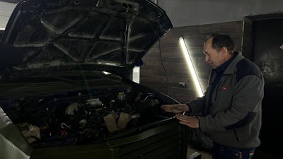 "Воскрешають з мертвих". 10 автомайстрів з Прикарпаття полагодили понад 200 автомобілів з передової "Воскрешають з мертвих". 10 автомайстрів з Прикарпаття полагодили понад 200 автомобілів з передової
