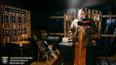 Отець Олександр проводить богослужіння Отець Олександр проводить богослужіння