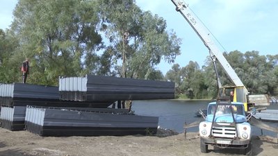 Понтони спускають на воду. Понтони спускають на воду.