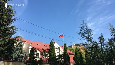 Біля російського консульства у Харкові намалювали мурал з гербом контррозвідки Біля російського консульства у Харкові намалювали мурал з гербом контррозвідки
