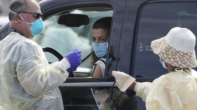 Вакцинованим американцям дозволили нехтувати соціальною дистанцією