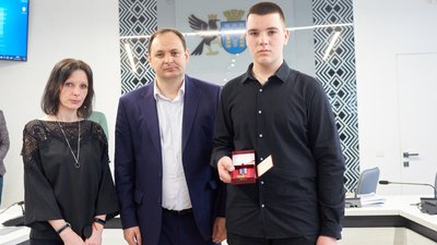 У Франківську родичам полеглих у війні бійців вручили відзнаки У Франківську родичам полеглих у війні бійців вручили відзнаки