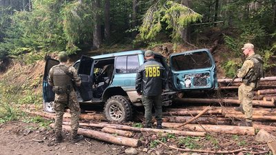 На Буковині прикордонники стріляли в машину з контрабандою – їх намагалися переїхати