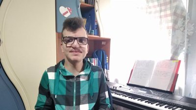 Волонтерка з Народичів плете та продає іграшки, збираючи гроші на автівки для ЗСУ