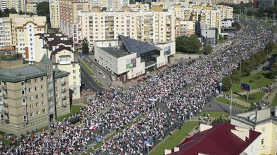 У Білорусі силовики розганяють протест водометами У Білорусі силовики розганяють протест водометами